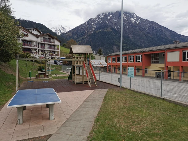 Spielplatz-Ried-Brig-Schulhaus (3).jpg Photo de la table de ping-pong et de la tour d'escalade