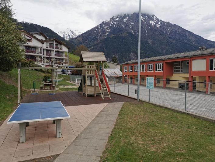Spielplatz-Ried-Brig-Schulhaus (3).jpg Bild vom Tischtennistisch und dem KletterturmPicture of the table tennis table and the climbing towerPhoto de la table de ping-pong et de la tour d'escalade
