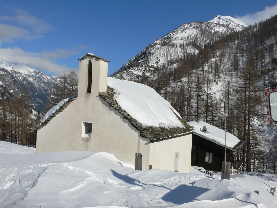 Kapelle am Bord in Zwischbergen.jpg Aussenaufnahme der Kapelle am BordExterior view of the chapel am BordVue extérieure de la chapelle am Bord