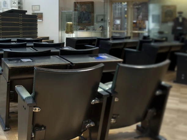 Original-Sitze aus dem 1. Deutschen Bundestag Original-Sitze aus dem 1. Deutschen Bundestag