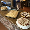 Kloencafe1.JPG Eine Auswahl an köstlichen Kuchen, liebevoll auf einem rustikalen Tresen im Café arrangiert.