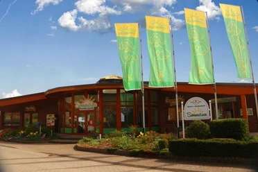 Rezeption_Campingplatz_Sonnenwiese.JPG Die Anmeldung zum Campingplatz Sonnenwiese. Im Vordergrund wehen vier grün-gelbe Fahnen