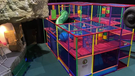 Starkids-Indoor-Spielplatz-Brig.jpg Vue intérieure de l'aire de jeux Star Kids Indoor