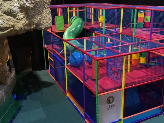 Starkids-Indoor-Spielplatz-Brig.jpg Innenaufnahme des Star Kids Indoor SpielplatzesInterior view of the Star Kids indoor playgroundVue intérieure de l'aire de jeux Star Kids Indoor