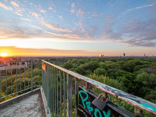 Sonnenaufgang vom Wackelturm im Rosental - Grünes Leipzig Sonnenaufgang vom Wackelturm im RosentalView from the Wackelturm