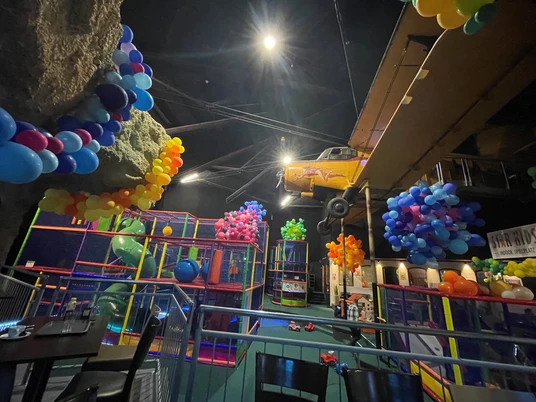 Starkids.jpg Innenaufnahme des Star Kids Indoor SpielplatzesInterior view of the Star Kids indoor playgroundVue intérieure de l'aire de jeux Star Kids Indoor