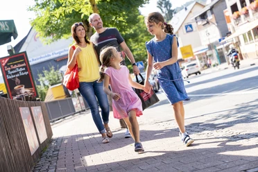 familie-shopping-hauptstrasse-willingen_c__wolfgang-detemple-tourist-info-willingen.jpg
