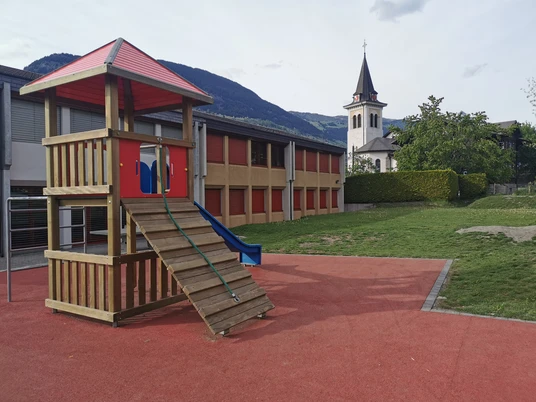 Spielplatz Termen (2).jpg Bild vom Spielturm des SpielplatzesPicture of the playground's play towerPhoto de la tour de jeux de l'aire de jeux