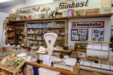 Ein Tante Emma Laden mit Retro-Dekor, nostalgischem Flair und Produkten aus vergangenen Zeiten.