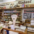 Ein Tante Emma Laden mit Retro-Dekor, nostalgischem Flair und Produkten aus vergangenen Zeiten.