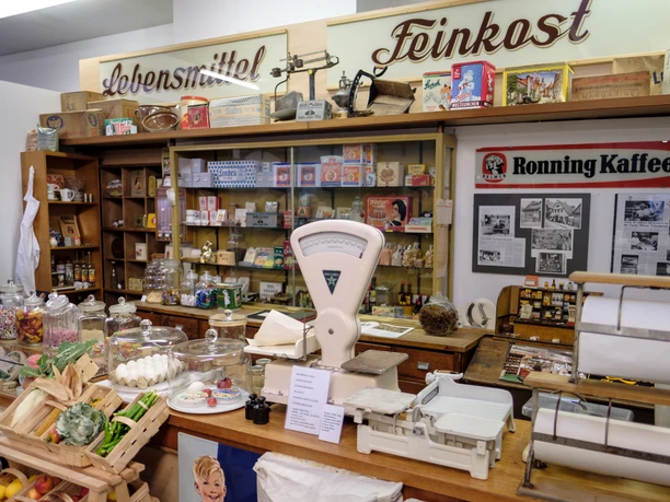 Tante Emma Laden Ein Tante Emma Laden mit Retro-Dekor, nostalgischem Flair und Produkten aus vergangenen Zeiten.