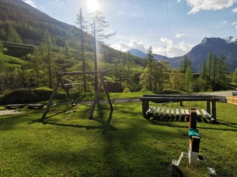 Spielplatz Simplon Dorf (2).jpg Bild der Spielgeräte des Spielplatzes Simplon DorfPicture of the playground equipment at the Simplon Dorf playgroundPhoto des équipements de jeux de l'aire de jeux de Simplon Dorf