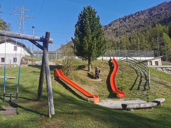 Spielplatz Simplon Dorf (3).jpg Bild der Rutschen auf dem SpielplatzPicture of the slides on the playgroundPhoto des toboggans sur l'aire de jeux