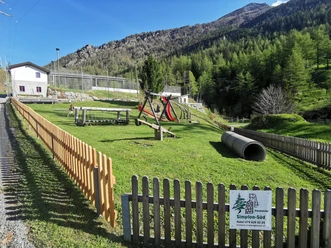 Spielplatz Simplon Dorf (1).jpg Photo de l'aire de jeux à Simplon Dorf
