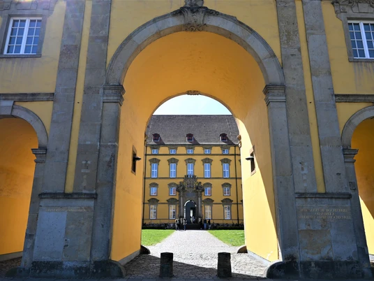 View into the castle courtyard Blick in den SchlossinnenhofView into the castle courtyardZicht op de binnenplaats van het kasteelUdsigt over slottets gårdsplads