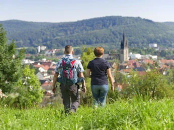 Sachsenring Ein Paar das am Sachsenring spazieren geht mit Aussicht Bad Driburg.