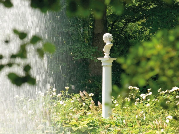 Diotima im Gräflichen Park Beleuchtete Diotima am Wasser im Gräflichen Park.