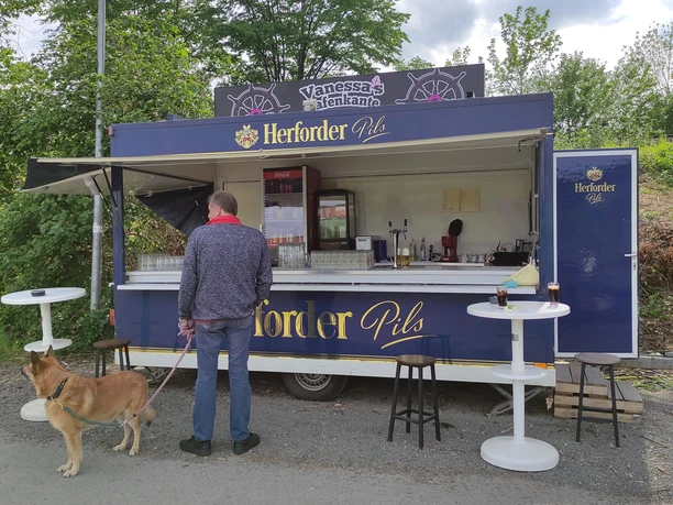 Vanessas Hafenkante Wagen Der Imbiss "Vanessas Hafenkante" in einem Wagen von Herforder Pils.
