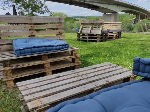 Hafenkante Sitzplätze Sitze aus Holzpaletten auf der Wiese vor dem Imbiss "Vanessas Hafenkante".