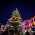 Adventsmarkt in Bad Driburg mit beleuchtetem Tannenbaum in der Mitte.