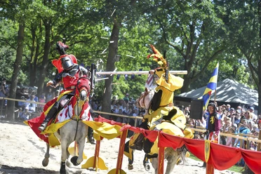 Pfingst-Spektakulum, Mülheim an der Ruhr Mittelalterliches Event mit Rittern, Musik und Kulinarik: Das Pfingst-Spektakulum im MüGa-Park bietet spannende Turniere und historische Darbietungen.