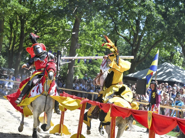 Pfingst-Spektakulum, Mülheim an der Ruhr Mittelalterliches Event mit Rittern, Musik und Kulinarik: Das Pfingst-Spektakulum im MüGa-Park bietet spannende Turniere und historische Darbietungen.