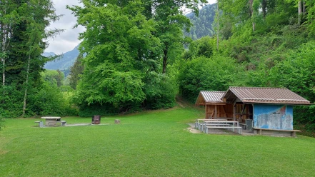 grillstelle-oberallmi-boenigen-unterstand-grill-sitzgelegenheit.jpg