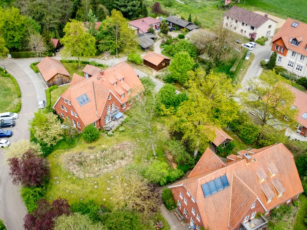 SOS Hof Bockum aus der Vogelperspektive Vogelperspektive auf den SOS-Hof Bockum mit roten Backsteinhäusern, umgeben von grünen Bäumen.