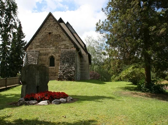 Ehrenmal und Kirche.jpg