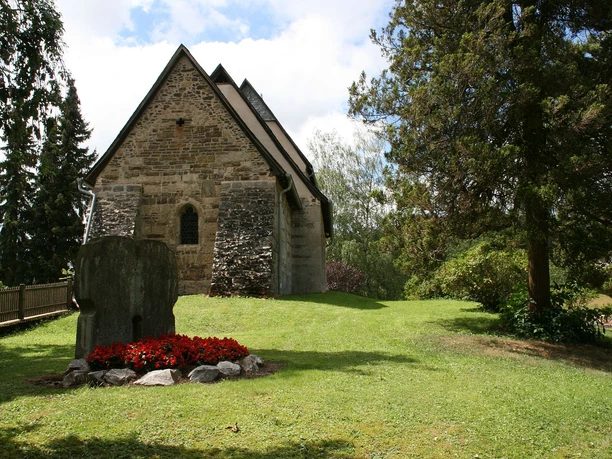 Ehrenmal und Kirche.jpg