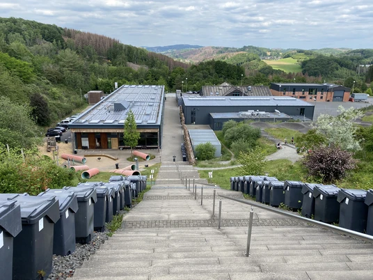 :metabolon Industriemuseum in grüner Umgebung mit Blick auf Lindlar. Innovativ gestaltete Gebäude und Gelände.
