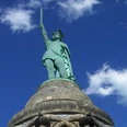 Hermannsdenkmal_Teutoburger Wald Tourismus_Bohlken_1600.jpg Blick auf das Hermannsdenkmal im Teutoburger Wald, mit erhobenem Schwert vor blauem Himmel.