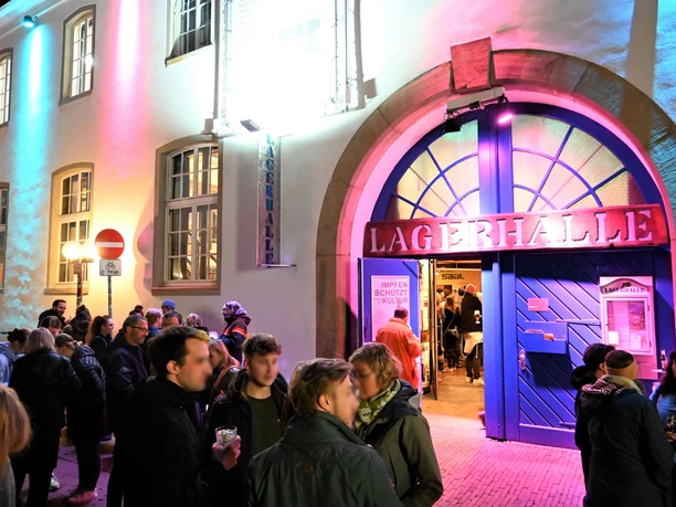 Lagerhalle bei Nacht Lagerhalle bei Nacht