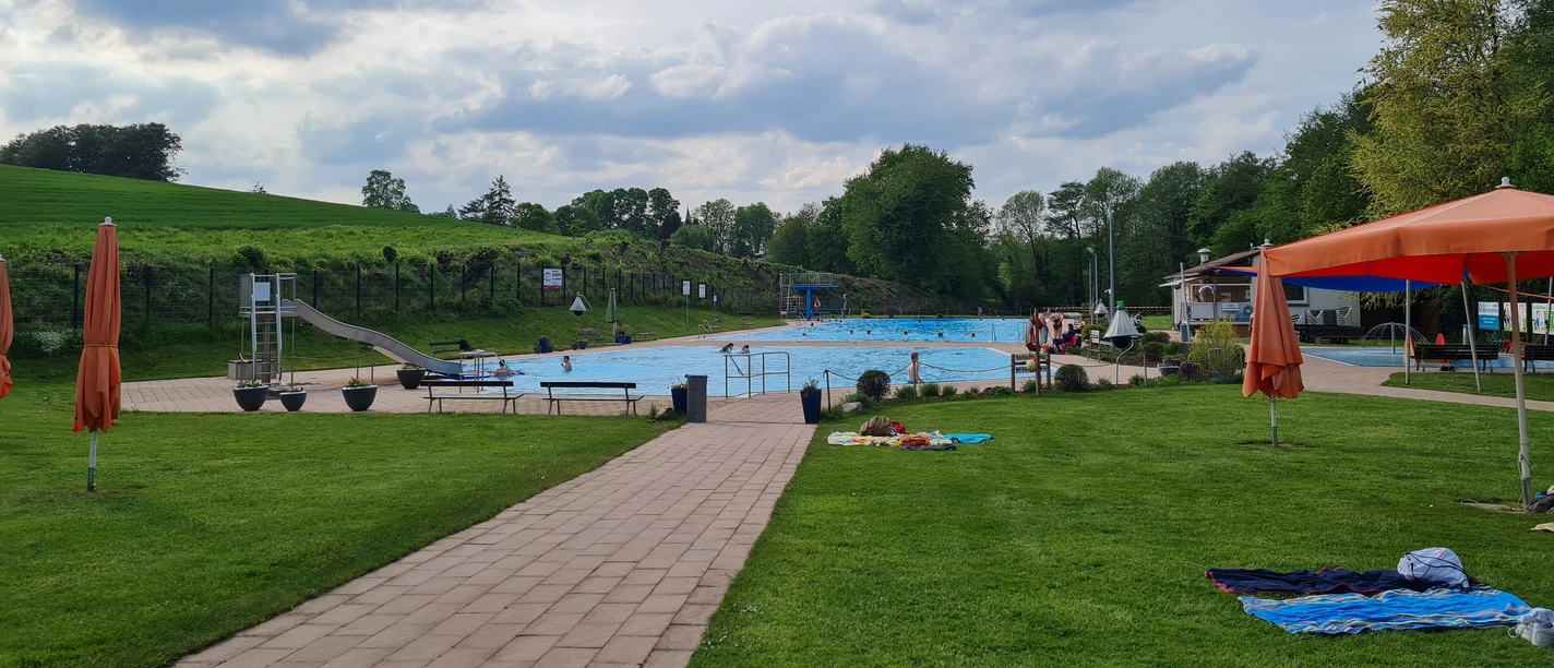 Waldfreibad Vlotho-Valdorf Die Wiese und zwei Schwimmbecken des Waldfreibads Vlotho.
