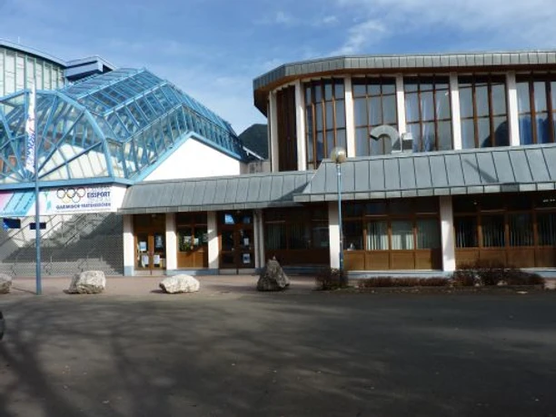 Olympia-Eissport-Zentrum Olympia-Eissport-Zentrum mit modernen Glasdächern und Eingangsbereich, Tageslicht beleuchtet.