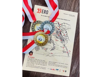 Passeport de sorcière avec médailles Hexenpass mit MedaillenWitches' pass with medalsPasseport de sorcière avec médailles