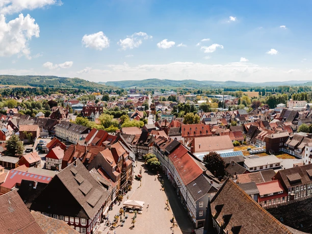 Aussicht vom Kirchturm! Blick von oben auf die historische Altstadt Einbeck mit roten Dächern und Fachwerkhäusern.