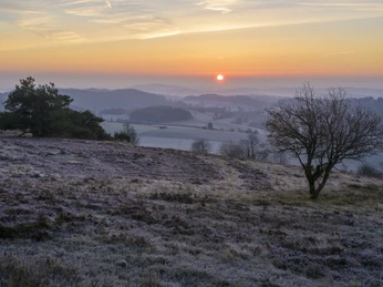 osterkopf-sonnenaufgang-blick-in-ferne_c__klaus-peter-kappest-sauerland-wanderdoerfer.jpg