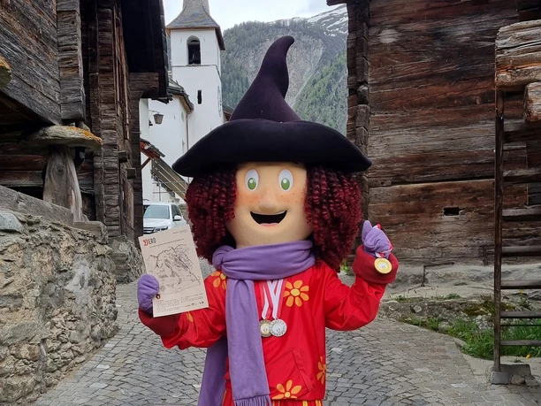 Vero im alten Dorf mit Hexenpass und Medaillen