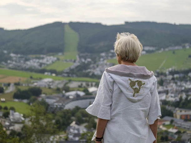 Geoparkführerin Renate Hill auf dem Orenberg mit Ausblick auf Willingen