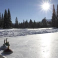 Natur-Eisplatz in Wallgau im Winter mit Sonnenschein