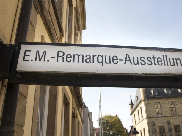 EMRemarqueFriedenszentrum Schild zum Erich Maria Remarque Friedenszentrum