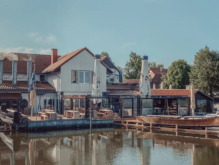 Schweer's Aalräucherei am Wasser bietet traditionelle Fischräucherei mit einer einladenden Atmosphäre.