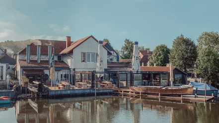 Schweer's Aalräucherei Schweer's Aalräucherei am Wasser bietet traditionelle Fischräucherei mit einer einladenden Atmosphäre.