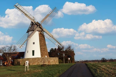 Windmühle Eickhorst Windmühle Eickhorst in ländlicher Umgebung, blauer Himmel mit weißen Wolken, gepflasterter Weg.