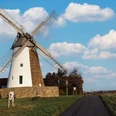 Windmühle Eickhorst Windmühle Eickhorst in ländlicher Umgebung, blauer Himmel mit weißen Wolken, gepflasterter Weg.