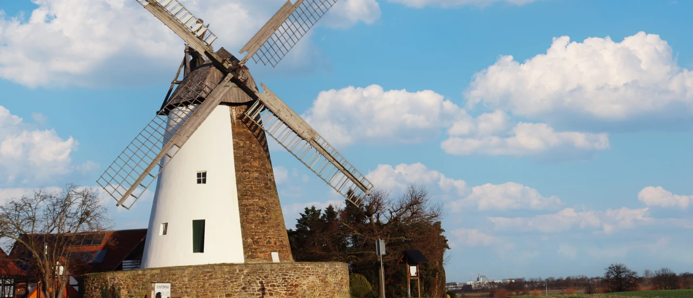 Windmühle Eickhorst Windmühle Eickhorst in ländlicher Umgebung, blauer Himmel mit weißen Wolken, gepflasterter Weg.