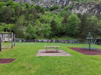 Spielplatz Gondo (3).jpg Bild vom Spielplatz und Fussballfeld, GondoPicture of the playground and soccer field, GondoPhoto du terrain de jeux et du terrain de football, Gondo