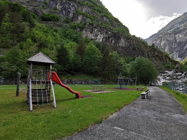 Spielplatz Gondo (2).jpg Bild vom Kletterturm