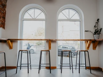 Das Bild zeigt Sitzgelegenheiten mit Blick nach draußen.